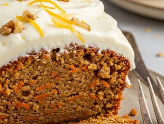 Budín de zanahoria y naranja: una receta húmeda y gourmet con frosting de yogur griego