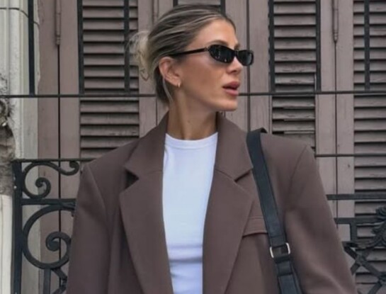 Cande Ruggeri apostó a un look effortless chic con blazer oversize y jean relajado