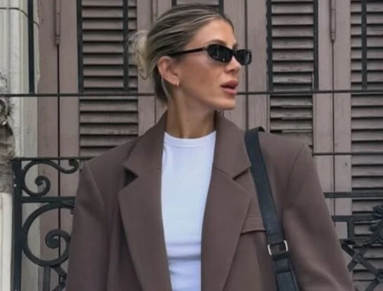 Cande Ruggeri apostó a un look effortless chic con blazer oversize y jeans relajados