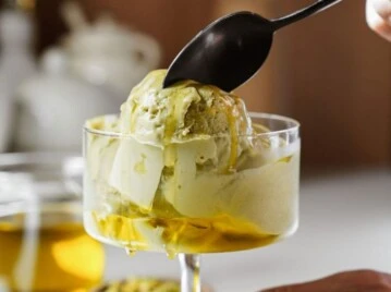 Helado de yogur con aceite de oliva y sal: receta fácil, cremosa y gourmet