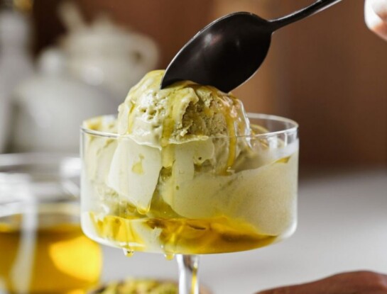Helado de yogur con aceite de oliva y sal: receta fácil, cremosa y gourmet