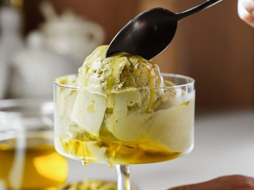 Helado de yogur con aceite de oliva y sal: receta fácil, cremosa y gourmet