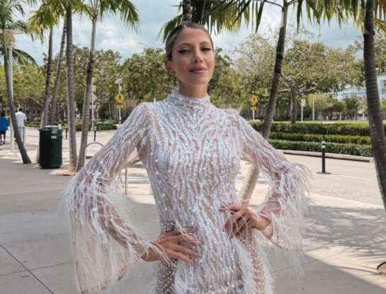 Cande Ruggeri impactó en Miami con un mini vestido bordado