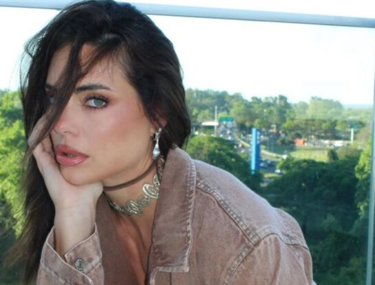 Emilia Attias da cátedra de cómo llevar el trench coat este otoño