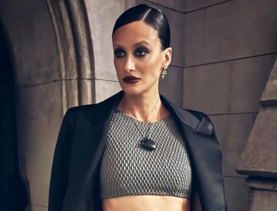 Mónica Antonópulos impactó con un look elegante y moderno: crop top, blazer y falda con volumen