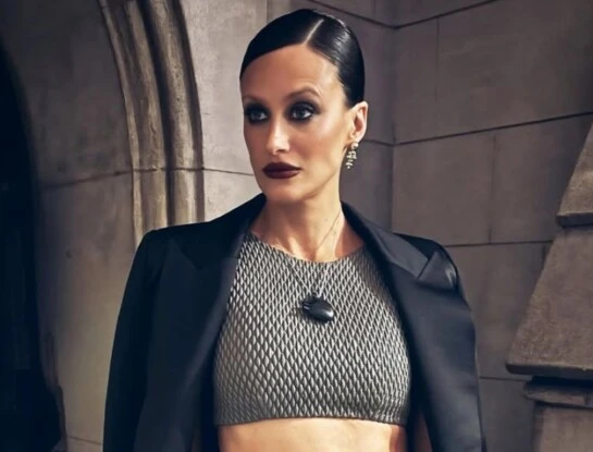 Mónica Antonópulos deslumbró en los Premios ACE con un look sofisticado y audaz