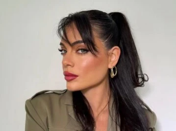 Emilia Attias y el outfit en tonos tierra que marca tendencia