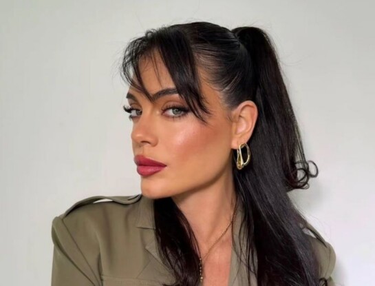 Emilia Attias y el outfit en tonos tierra que marca tendencia