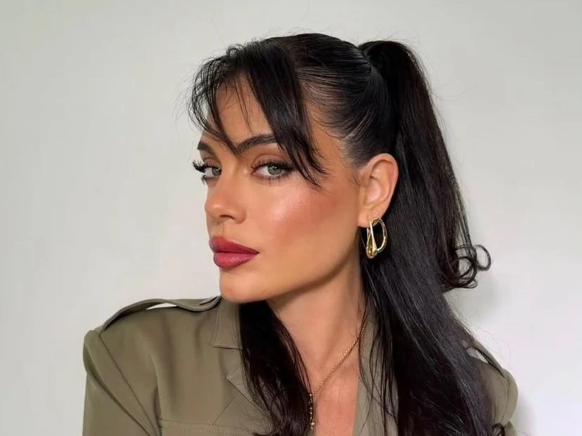 Emilia Attias y el outfit en tonos tierra que marca tendencia