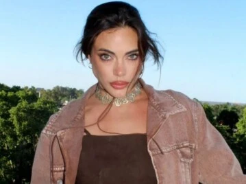 Emilia Attias impactó con un look total black con transparencias y flequillo trendy