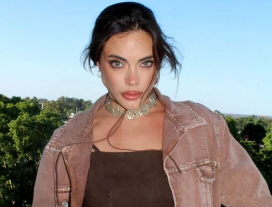 Emilia Attias impactó con un look total black con transparencias y flequillo trendy