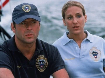 Zona de impacto, con Bruce Willis y Sarah Jessica Parker, es un thriller policial de los 90 disponible en Netflix. De qué trata.