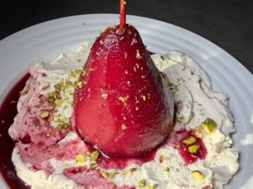 Peras al vino tinto: receta fácil con un toque gourmet y crema de limón