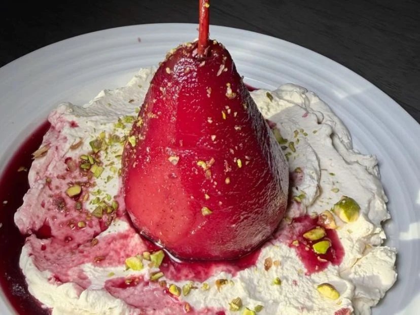 Peras al vino tinto: receta fácil con un toque gourmet y crema de limón