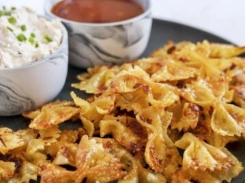 Chips de pasta crocantes: la receta fácil del snack viral con fideos (al horno o fritos)