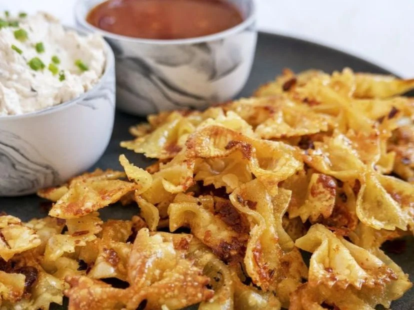 Chips de pasta crocantes: la receta fácil del snack viral con fideos (al horno o fritos)