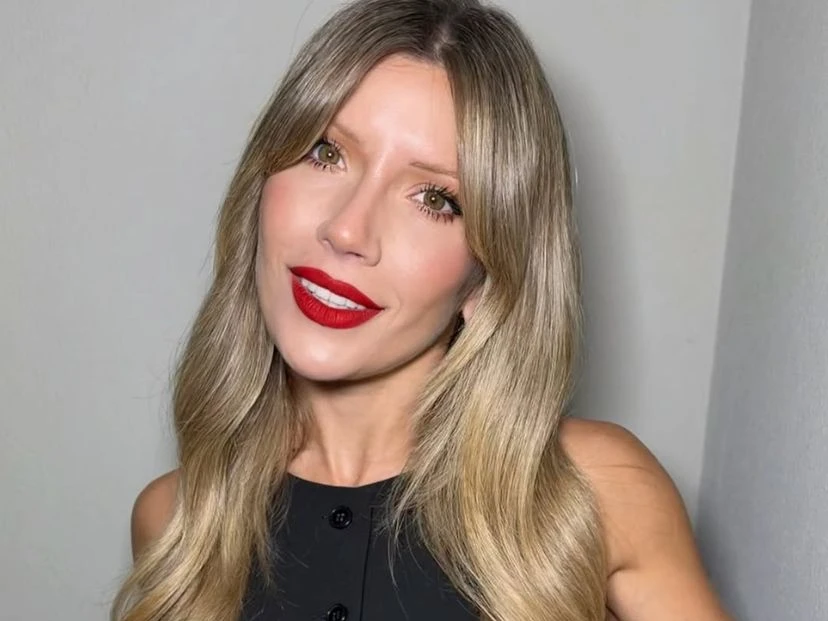 Laurita Fernández deslumbró con un look total black inspirado en Carolyn Bessette