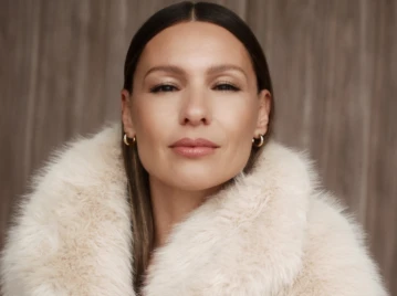 El abrigo con cuello tubo se impone como el favorito del otoño: la elección de Pampita para los días de frío