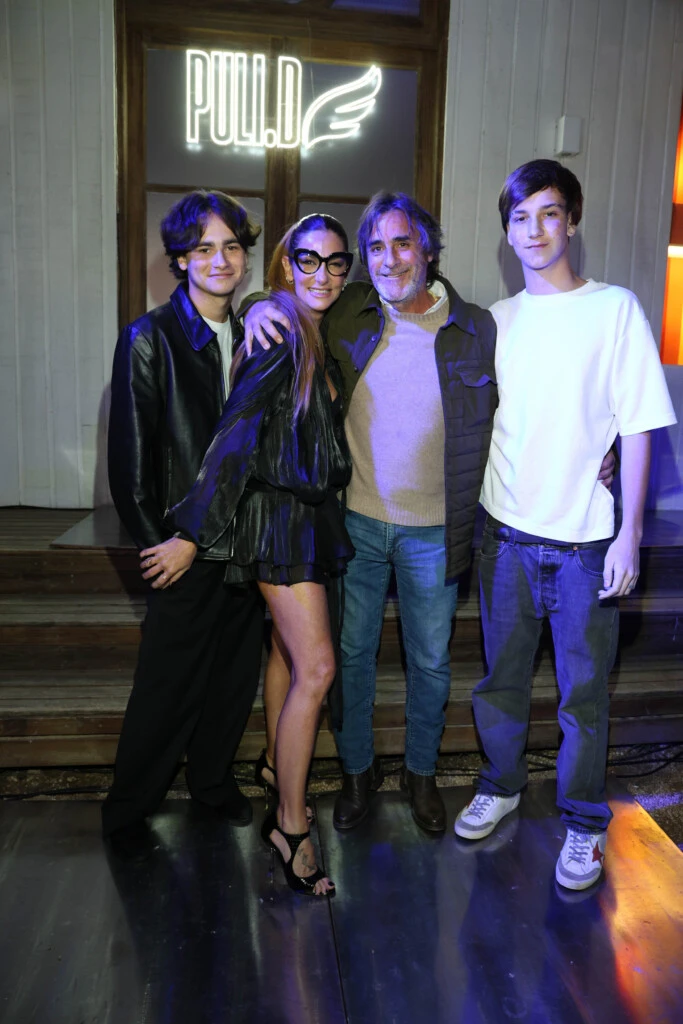 Felix, Federico Deis y Floro (hijos y novio de Puli), acompañando a Puli Demaria en el lanzamiento de la nueva colección  de su marca Puli.D, Ride Free – Fly High, y apertura de su local en La Aldea (53)