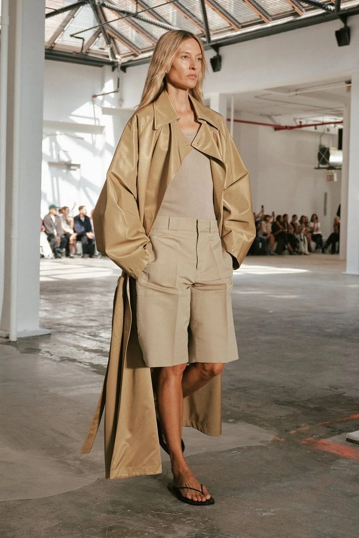 7 looks con trench: cómo usar el abrigo clave del entretiempo este otoño