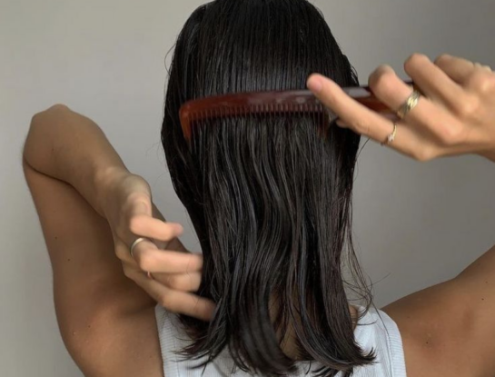 4 tips para combatir el frizz durante el frío: los consejos de una dermatóloga