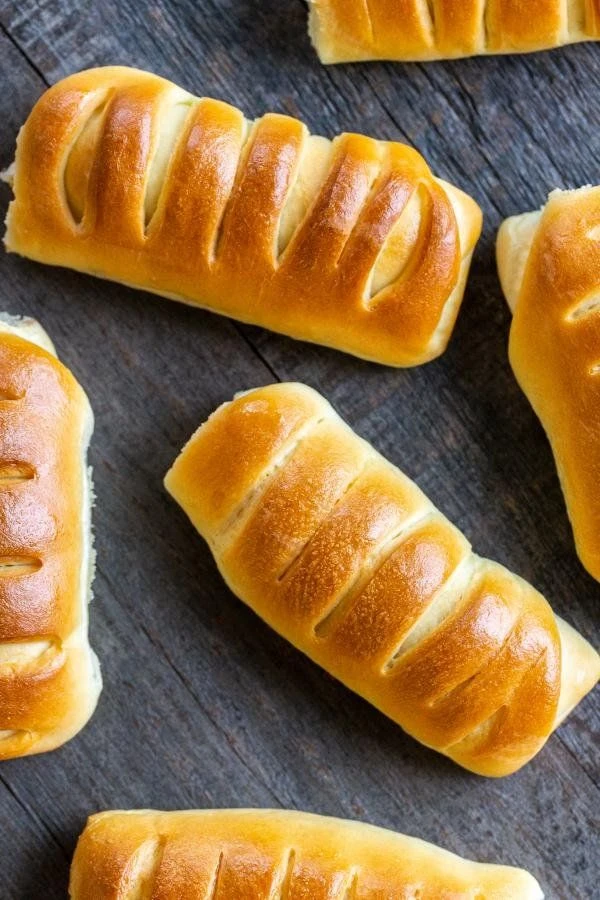 Pan relleno de cebolla caramelizada y queso. Foto: Pinterest