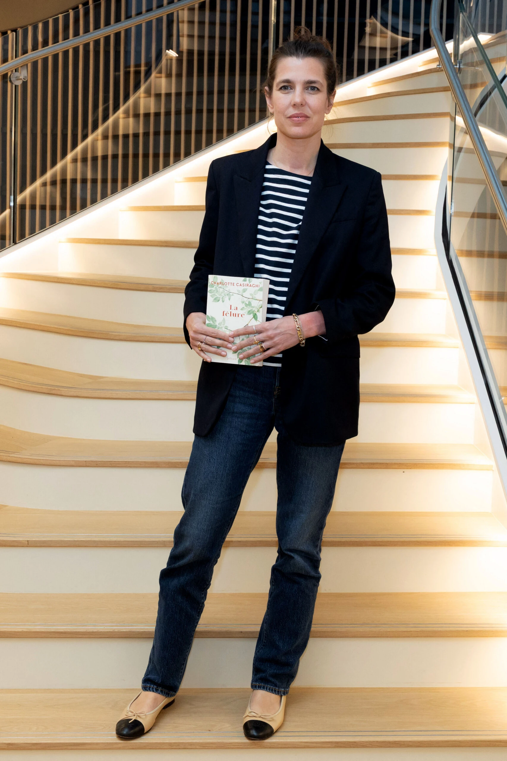 Charlotte Casiraghi y su look protagonizado por una remera rayasa. 