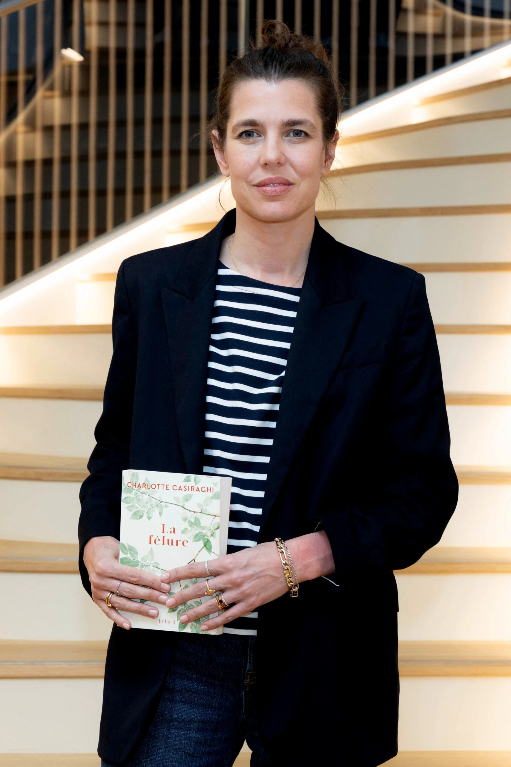 La remera rayada es una prenda básica y atemporal que eleva cualquier look.