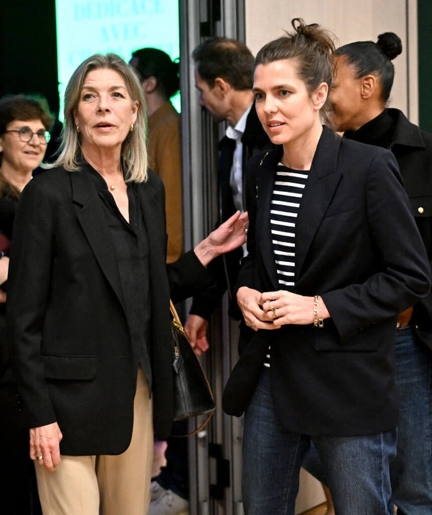 Blazer, jean recto, remera rayada y blazer: el uniforme perfecto.