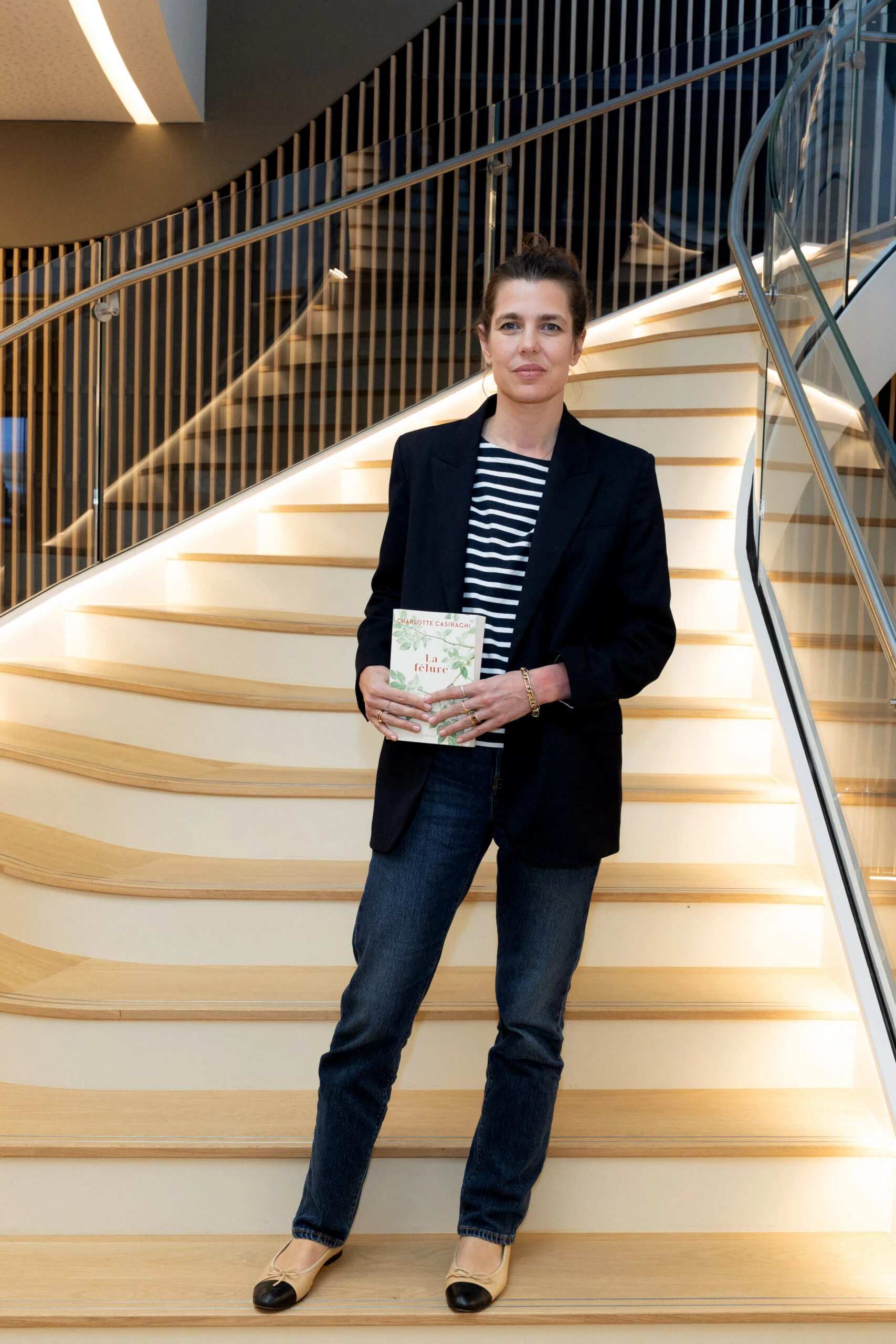 Blazer, jean recto, remera rayada y blazer: el uniforme perfecto.