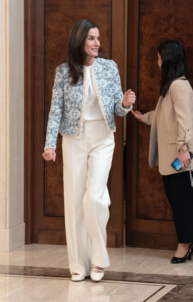 Letizia levantó su look monocromo con una chaqueta estampada. 