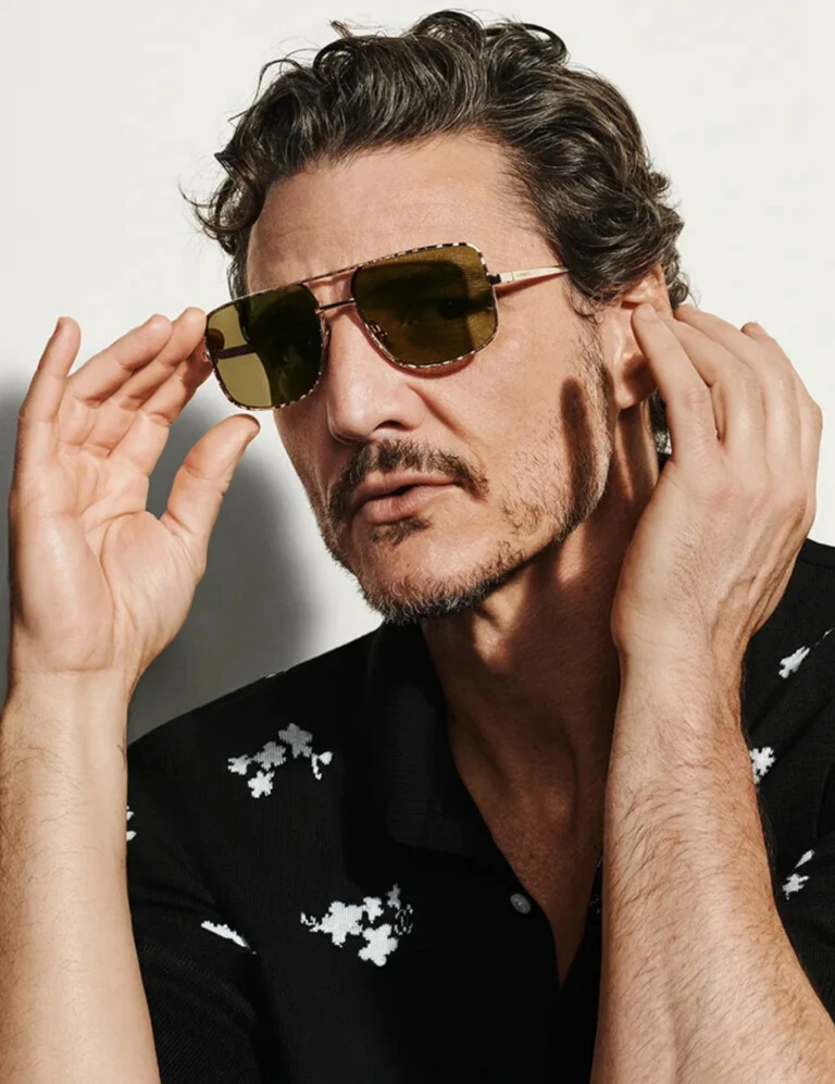 Ayo Edebiri muestra los nuevos anteojos CHANEL.