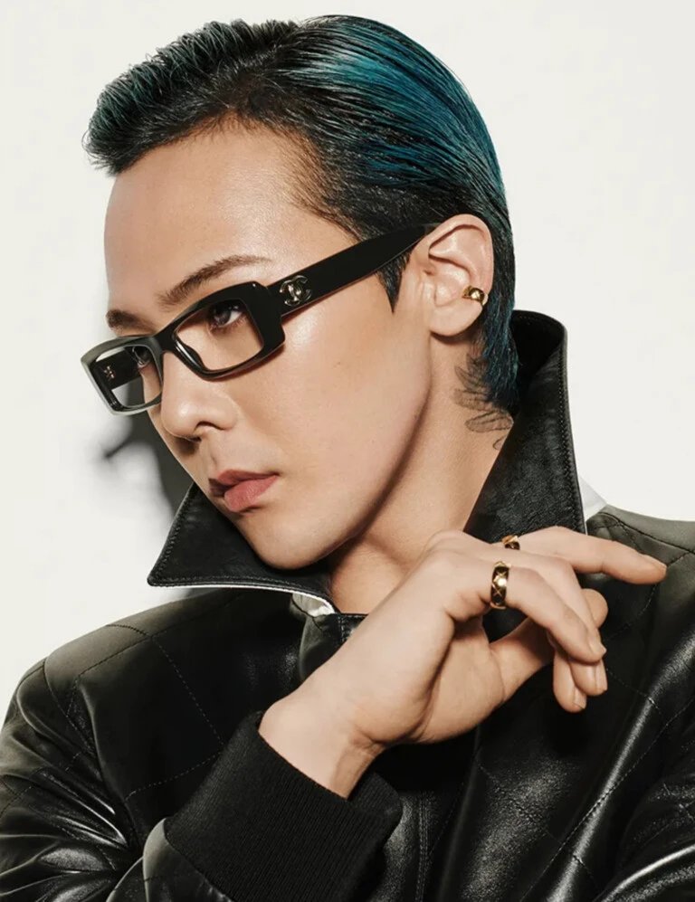 Nicole Kidman muestra los nuevos anteojos CHANEL.