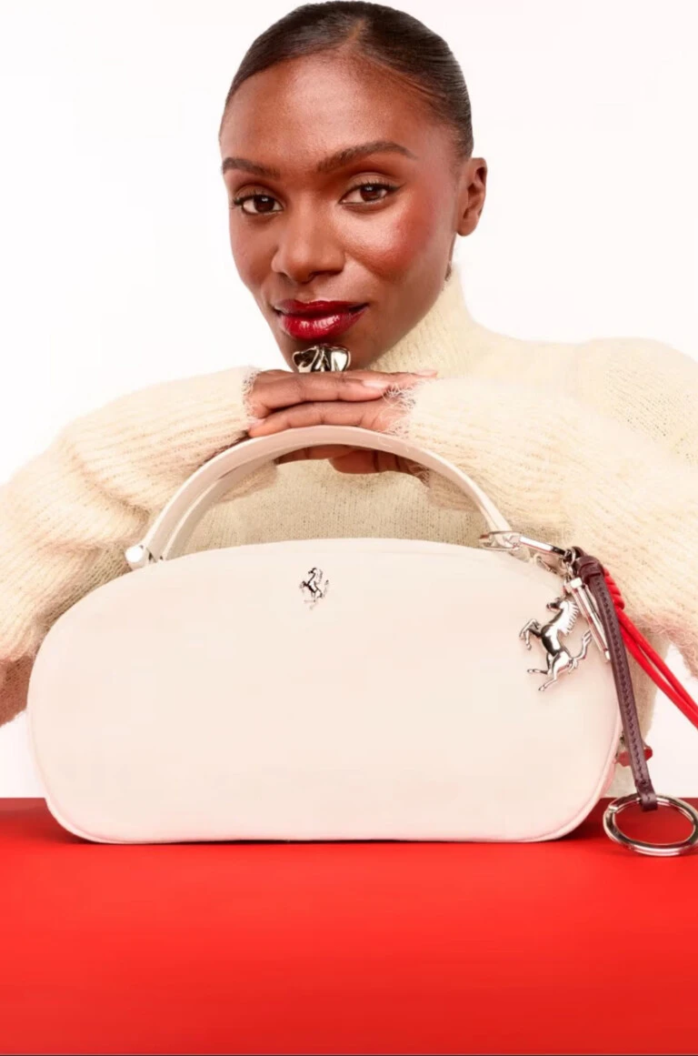 La velocista británica Dina Asher-Smith para la campaña del bolso La Ferrari Dino.