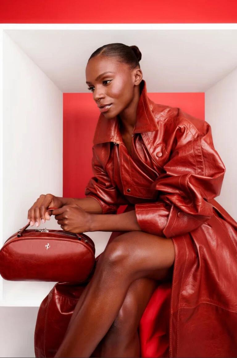 La velocista británica Dina Asher-Smith para la campaña del bolso La Ferrari Dino.