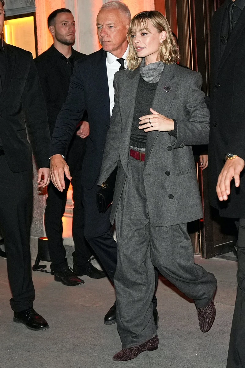 Margot Robbie y el look sastrero gris que redefine el estilo relajado con guiños inesperados