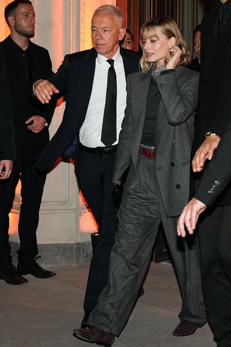 Margot Robbie y el look sastrero gris que redefine el estilo relajado con guiños inesperados