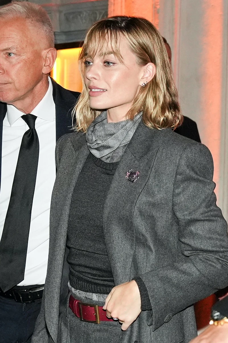 Margot Robbie y el look sastrero gris que redefine el estilo relajado con guiños inesperados
