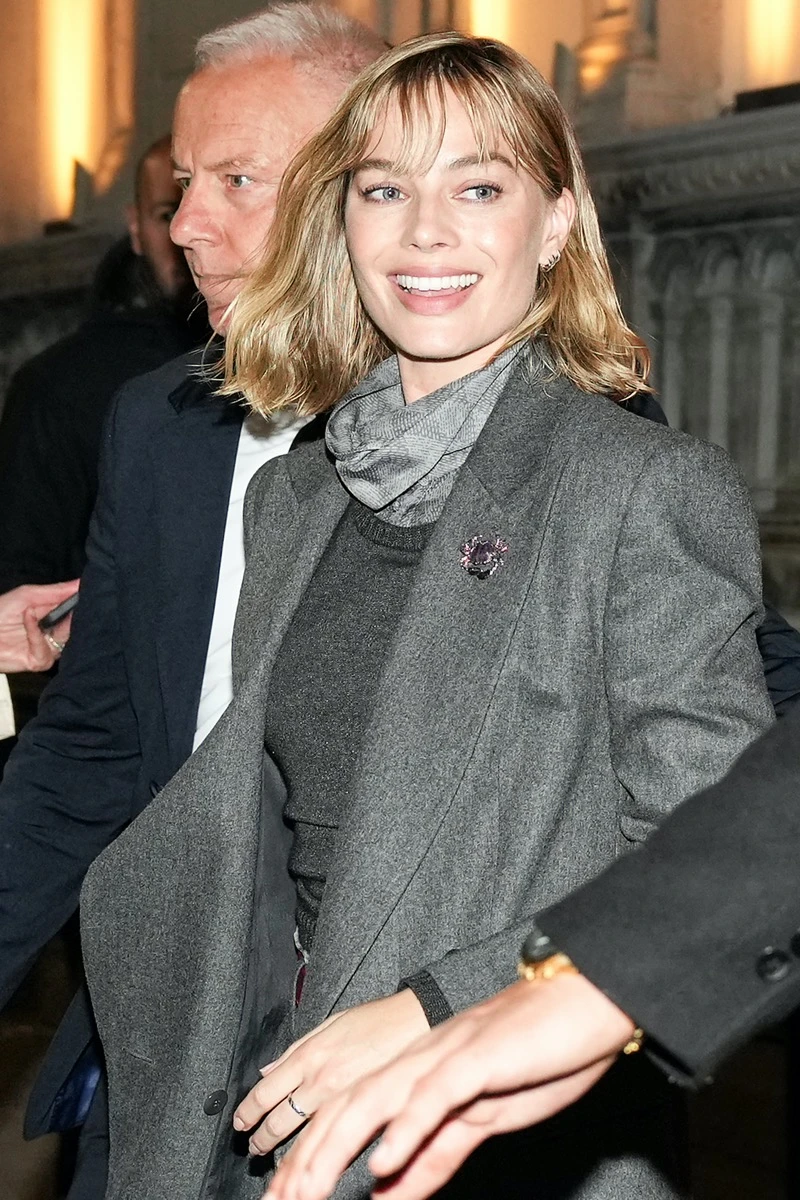 Margot Robbie y el look sastrero gris que redefine el estilo relajado con guiños inesperados