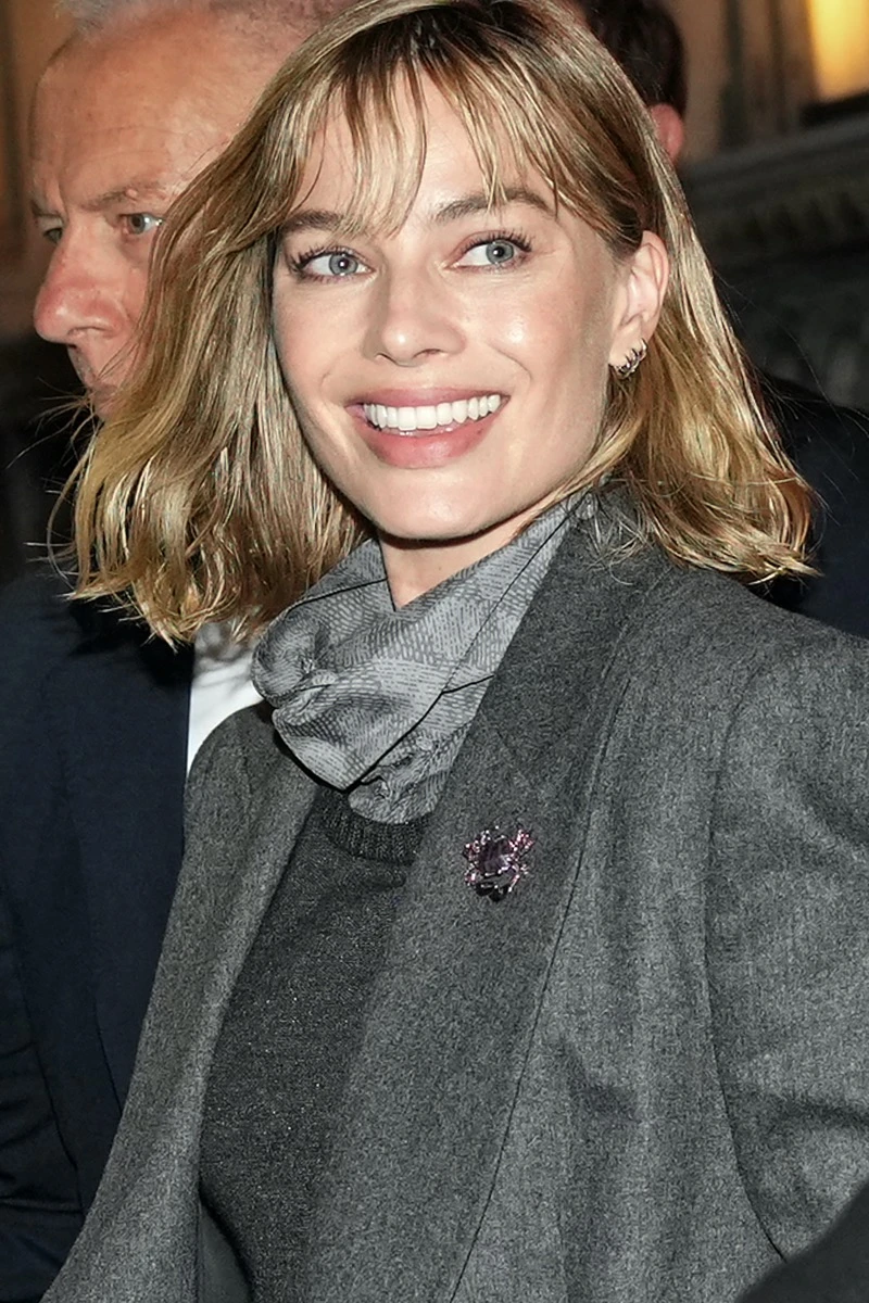 Margot Robbie y el look sastrero gris que redefine el estilo relajado con guiños inesperados