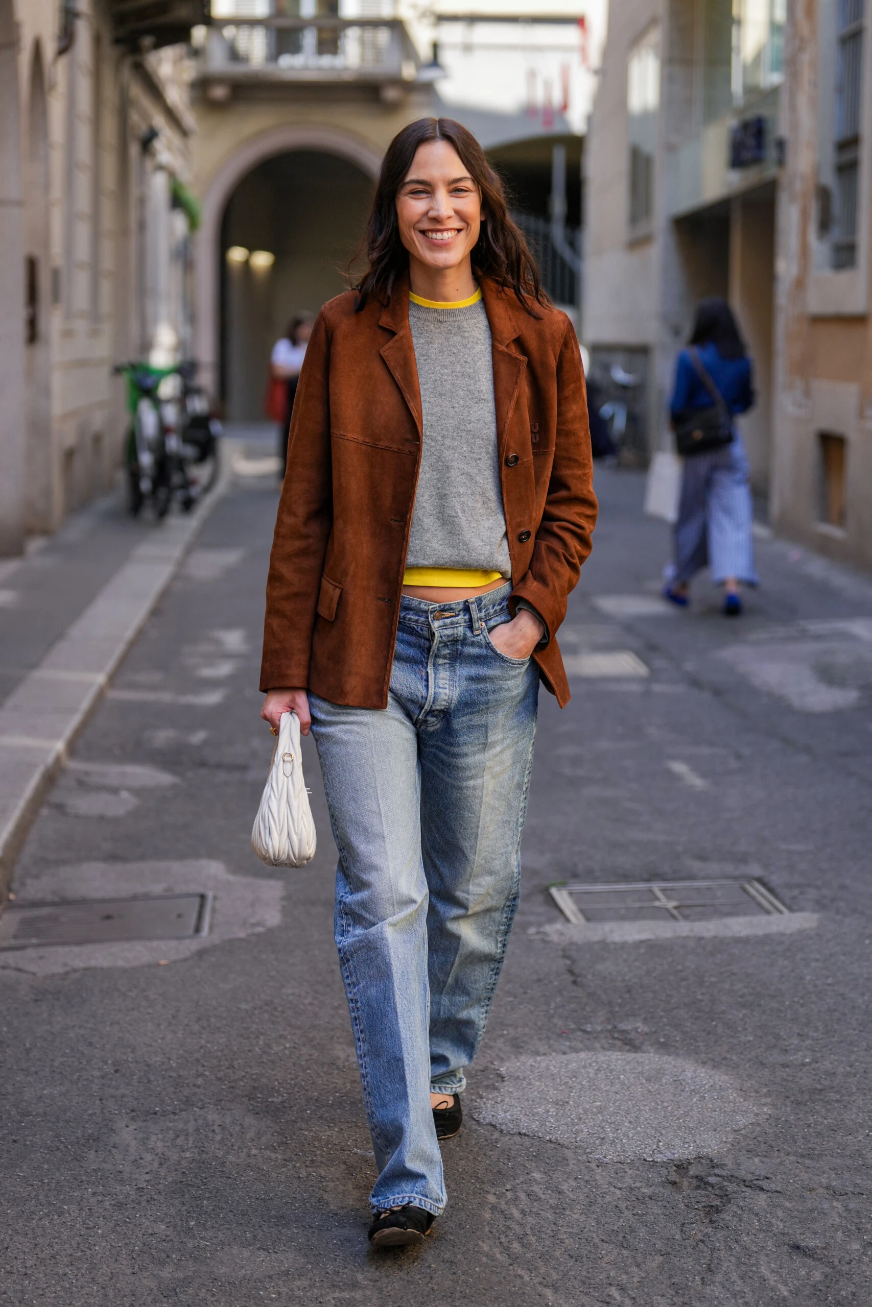 Alexa Chung posó con un blazer de gamuza, el nuevo básico de moda. 