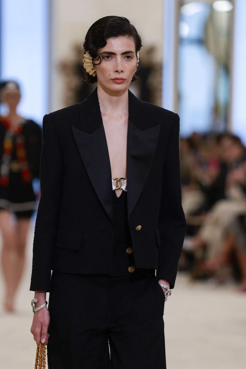 Ondas frizz, bronzer mate y sombras metalizadas: las tendencias beauty que presentó Chanel en su colección crucero