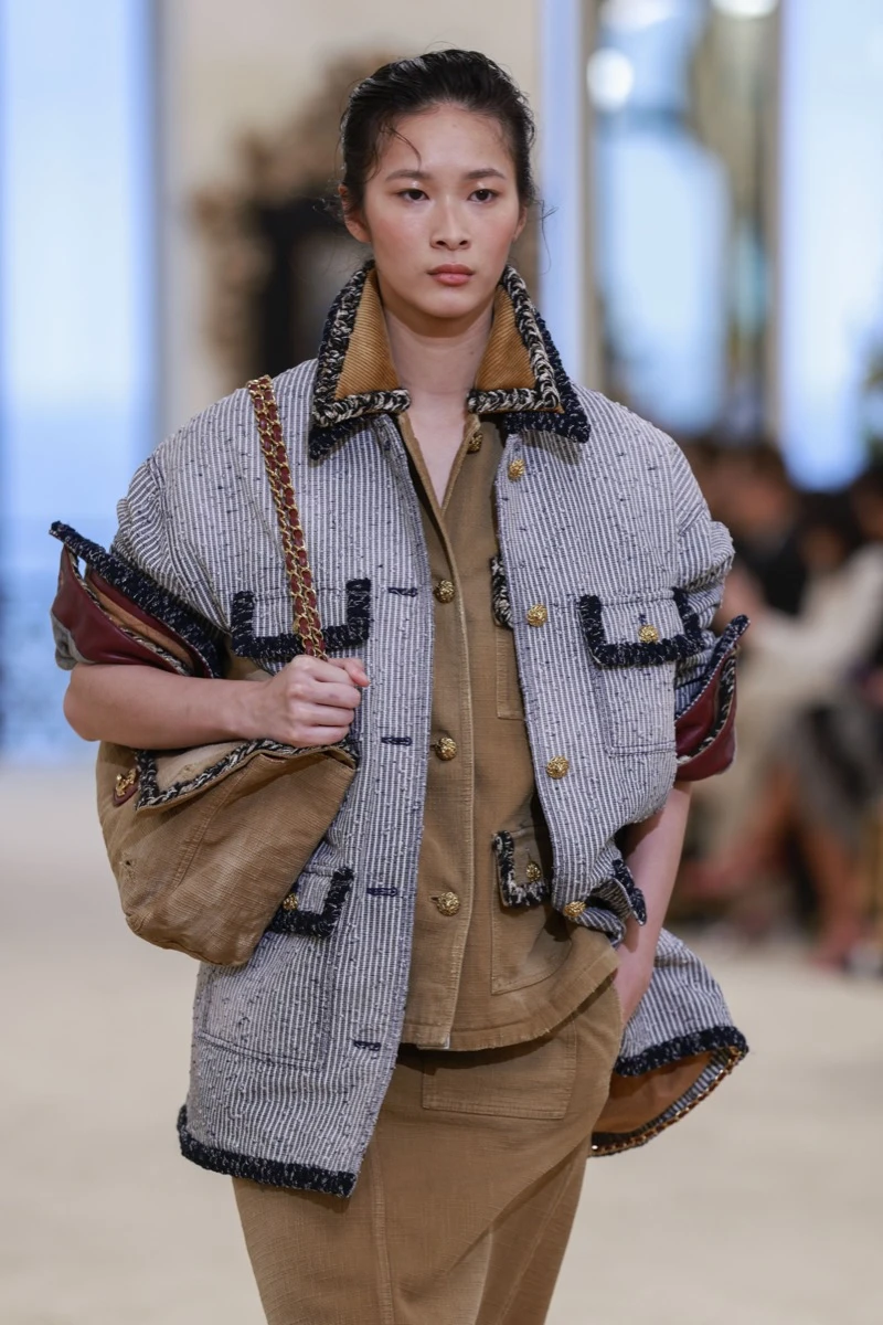 Ondas frizz, bronzer mate y sombras metalizadas: las tendencias beauty que presentó Chanel en su colección crucero