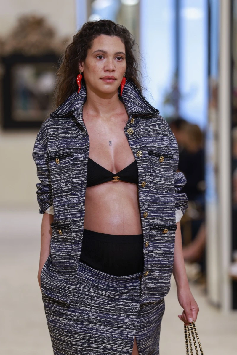 Ondas frizz, bronzer mate y sombras metalizadas: las tendencias beauty que presentó Chanel en su colección crucero