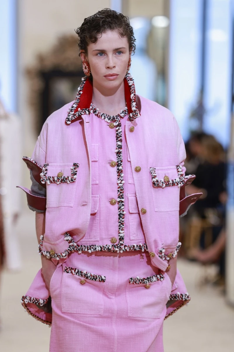 Ondas frizz, bronzer mate y sombras metalizadas: las tendencias beauty que presentó Chanel en su colección crucero