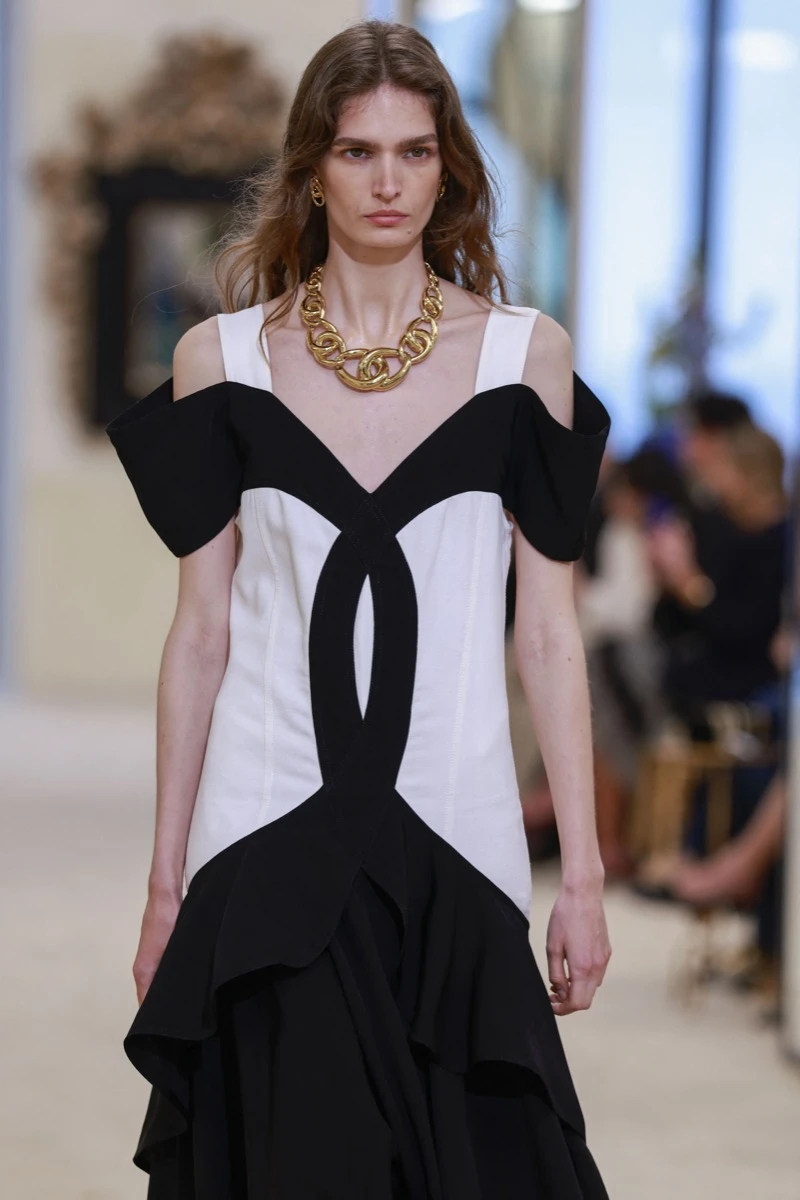 Ondas frizz, bronzer mate y sombras metalizadas: las tendencias beauty que presentó Chanel en su colección crucero