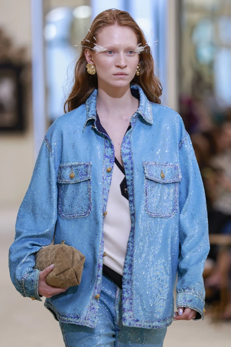 Ondas frizz, bronzer mate y sombras metalizadas: las tendencias beauty que presentó Chanel en su colección crucero