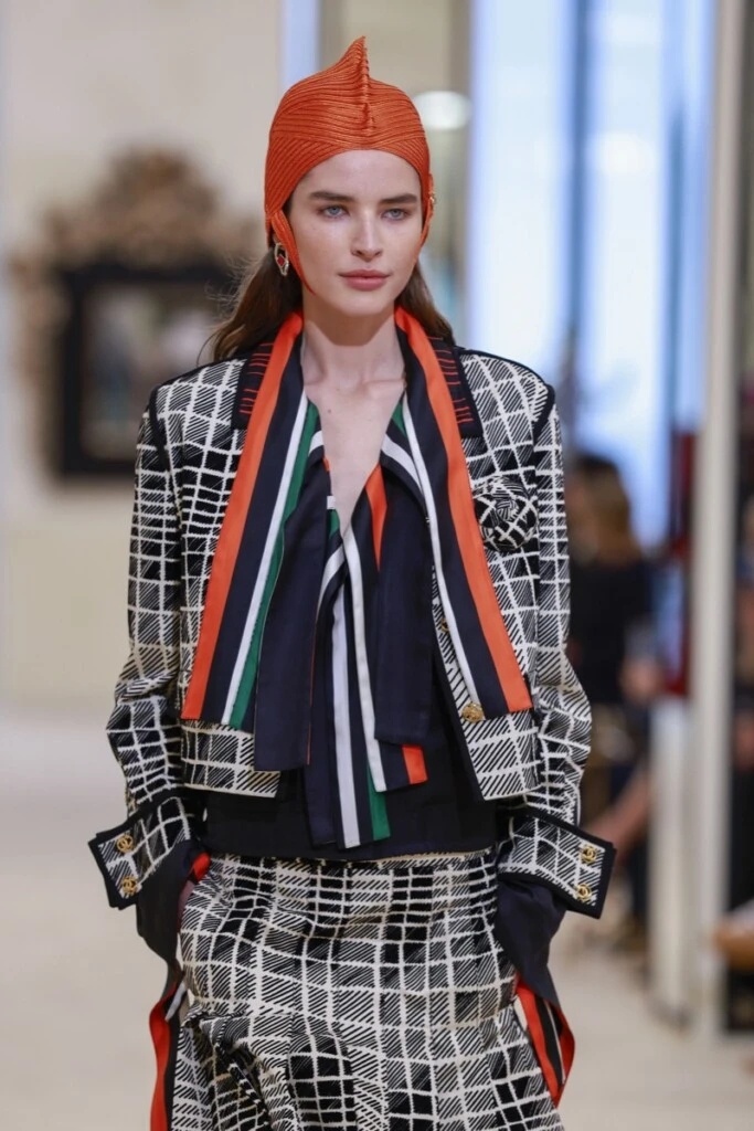 Ondas frizz, bronzer mate y sombras metalizadas: las tendencias beauty que presentó Chanel en su colección crucero