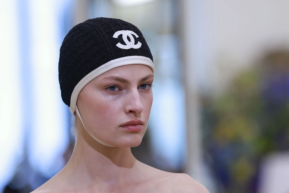 Ondas frizz, bronzer mate y sombras metalizadas: las tendencias beauty que presentó Chanel en su colección crucero
