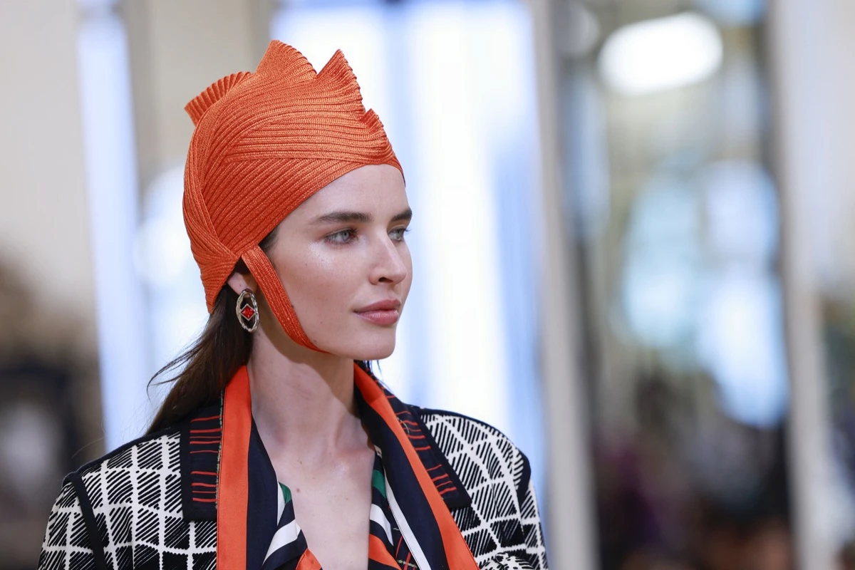 Ondas frizz, bronzer mate y sombras metalizadas: las tendencias beauty que presentó Chanel en su colección crucero